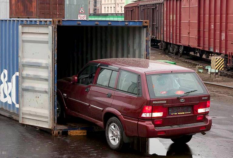 Транспортировать железнодорожным транспортом автомобиль  из Пятигорска в Москву